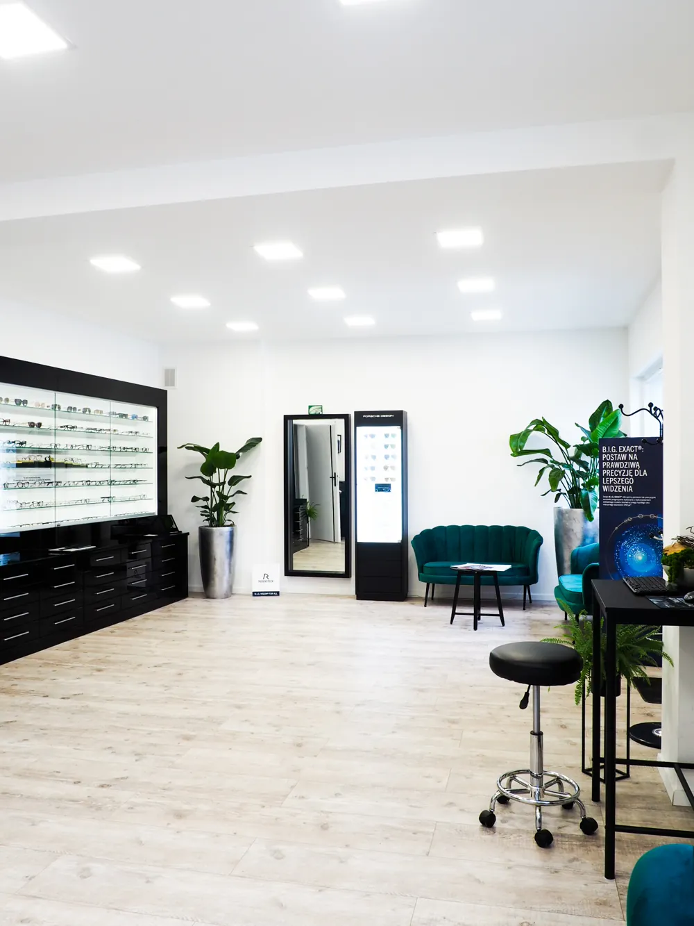 Innenraum des Optikersalons Opti Atelier in Zgorzelec